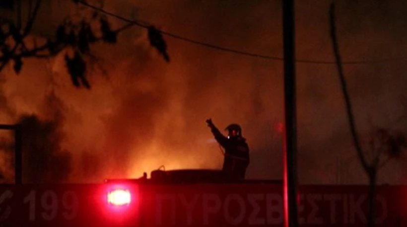 Μεγάλη φωτιά σε αποθήκη χαρτικών στη Νέα Φιλαδέλφεια -Στο σημείο 6 οχήματα της Πυροσβεστικής